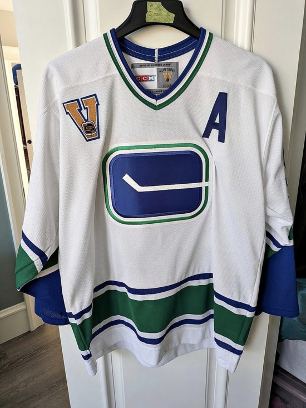 Canucks Signed Ed Jovanovski #55 jersey White & Blue Large Never Worn